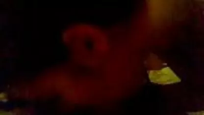 Sexy brunette met strakke broek lichaam geeft zichzelf aan erothiek films een sterke man