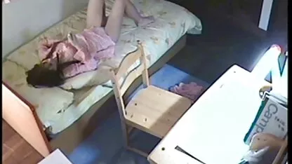 Vers in Zonnebrillen zonnebaden in de badkamer en vingeren haar erotische tv series vagina