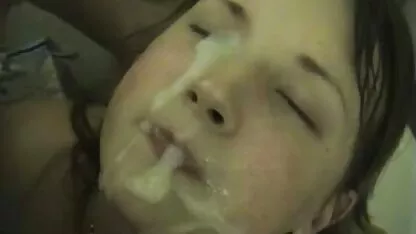 Een man vlaamse erotische films stopte een Russische vrouw in bed en neukte haar kont.