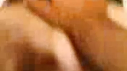 Op hoge hakken, een roodharige prostituee vertrappelende jongen met erotische film kijken een blote maag.