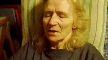 Schoonheid in zwarte broek in sex chat laat beste erotische films haar tieten en gat zien