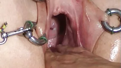 Zoon erotische film met verhaal dwong mam om in een sexy jurk te neuken en bedekte haar gezicht met sperma.
