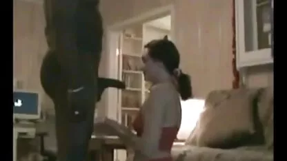 Roodharige schoonheid buigt voorover en doet erotische massages films anale fisting