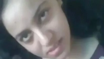 De vrouw lag op de bank, spreidde haar benen en liet hem neuken. erotische filmpjes
