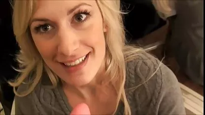 Volwassen vrouwen in kousen verrassen een man met een pijpbeurt filmpjes erotiek en geeft haar poesje een harige