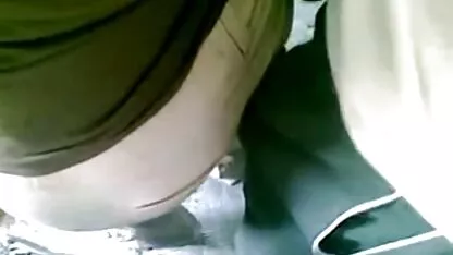 Jonge jongens die goede erotische film geen ervaring hebben, pakken twee brunette zusters op de bank.