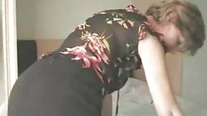 Lesbische gynaecoloog neukt een slank meest erotische film meisje met rode dildo tijdens het onderzoek