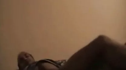 Bawdy die de pik vingert en de kut likt erotische film van roodharige slapende meid