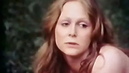 Jonge huisvrouw die neukt in de meest erotische films keuken