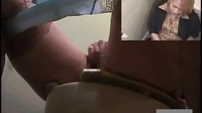 Een man na een zakenreis die zijn vrouw oude erotische films naait