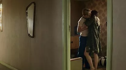 Charmante meid geeft erotische porno films een jongen een gretig Kont