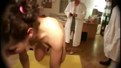 Brunette houdt van dubbele penetratie meest erotische films in gaten.