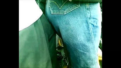 Jonge, erotiche films volwassen vrouw neukt haar man op de keukenvloer.