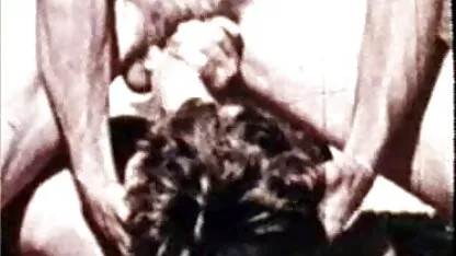 De schoonheid in kousen was rond de kont van de dikke gratis erotiche films kip