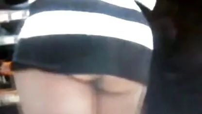 Lekker blondje heeft het naar zijn zin met erotische tv series de taxi.