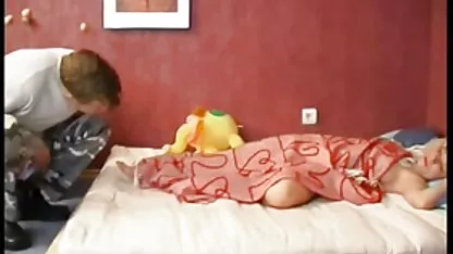 Een mager meisje springt op de beste erotische films dikke penis