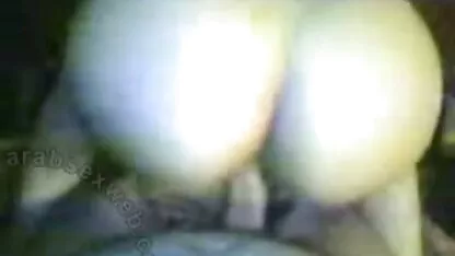 Sexy blondje stak haar vingers in licht erotische film de vagina en pijpte hard