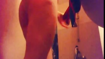 Mooie MILF Russian geniet van erotische speelfilms verse seks in de keuken.
