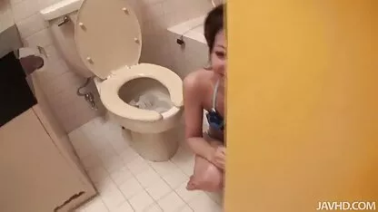 Getatoeëerde webhoer duwt rubberen lul erotische films online in anaal gat