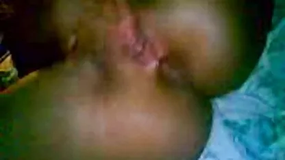 Een vrouw in kousen beste erotische films zag een jongeman onder de douche en wordt geil.
