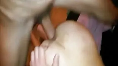 Kortharige MILF voor mooie erotische filmpjes de camera die een jonge vent neukt.