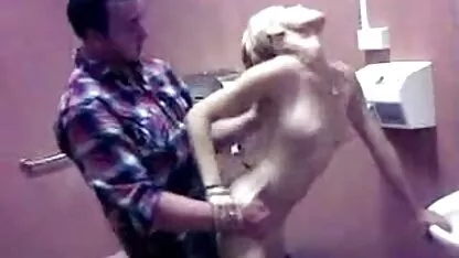 De man verhuurt het appartement en nodigt mooie erotische speelfilms meisjes uit om een gangbang te doen.