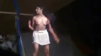Na erotiek movies dronken te zijn op brudershaft, verleidde hete moeder haar beste vriendin.
