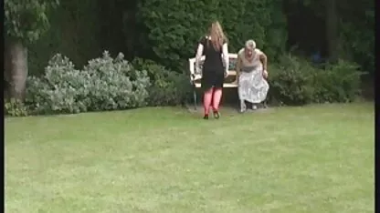 Blijde schoonheid met grote borsten geeft een erotische fil oude man een buikje