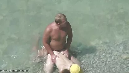 Een buurman bespioneert een erotisch film meisje dat Masturbeert.