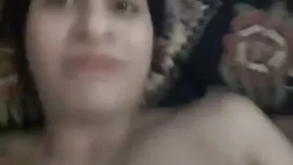 Mooie meid die zich erotisch film erotisch uitkleedt, haar naakt laat zien en haar vriendje aait