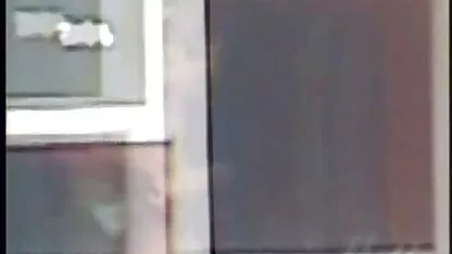 Een man loopt erotische film met verhaal ruw door het Anus busty meisje