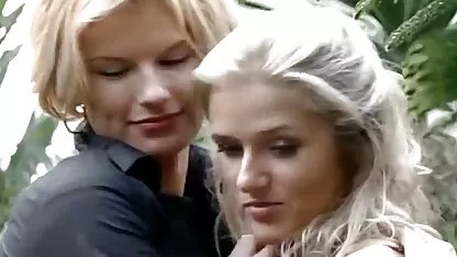 Een man met een meisje die van ongewone seks erotiese films houdt.