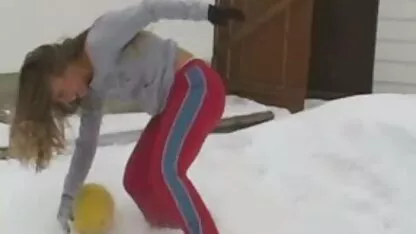 Hoer met grote tieten biedt aan om te zien hoe twee mannen erotische film met verhaal haar neuken.