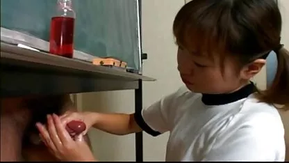 Roodharig beest als wanneer twee mannen haar ruwweg neuken in beide gaten erotische film kijken