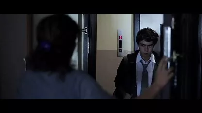 Voor 100 dollar licht erotische film geeft een mooie brunette de man op die ze niet herkent.