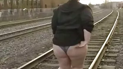 Homoseks vol passie erotische film porno van twee volwassen vrouwen met kleine borsten