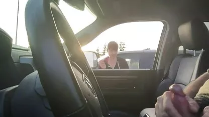 Zelfgemaakte seks vrouwvriendelijke erotische films met blond op de bank laat het meisje Sperma Slikken