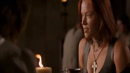 Meisje spreidt haar benen een dun voor de filmpjes erotiek ogen van de Man en laat haar geschoren spleet zien