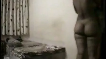 Gescheurde panty ' s op een erotiekfilm meisje en neuken