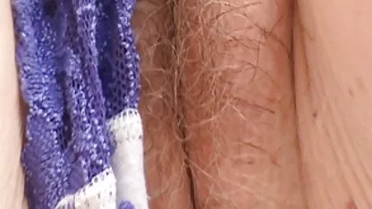 Een oude erotische films goede metgezel probeerde Voetjob te doen op de veranda van het paleis.