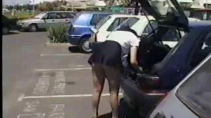 Russisch meisje laat zien erotisch filmpjes hoe ze graag in haar kont neukt.