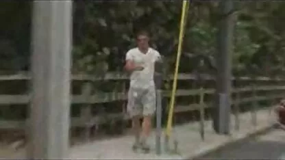Meisje erotische film kijken doet roze slipje uit de strakke en het hebben van seks met een man op de vloer