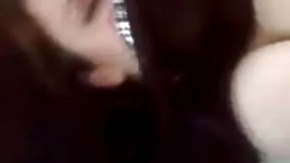 Verdomde blondine in uniform en goot sperma in haar erotische soft porno gezicht.