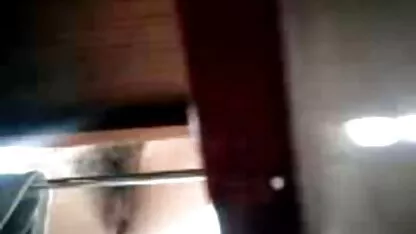 Vrienden neuken een oude erotische films mooie brunette in geschoren vagina.