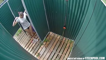 Brunette met grote borsten schepte zo ' n strak korte erotische film gat op.