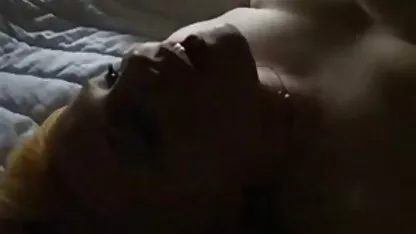 Lesbische gynaecoloog van Rusland over het erotische movie onderzoek cot blond met strapon