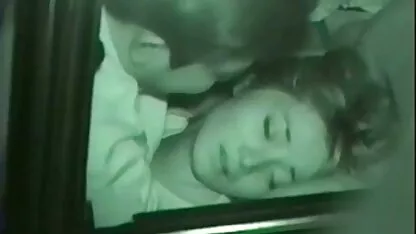 Charmante brunette met kanker en blootstellen van haar geschoren vagina onder erotishe filmpjes de kip