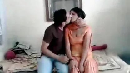 Een Brunette met vlechtjes erotische film porno betastte haar geschoren kruis.