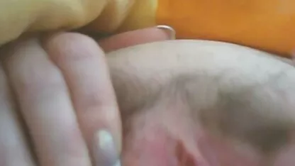 Jonge meisjes dragen rubber strapon en verspreiden volwassen erotische fil brunette in seks