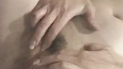 Ze deed de Russische brunette uit in de badkamer en neukte haar in haar erotiek film sappige kont daar.